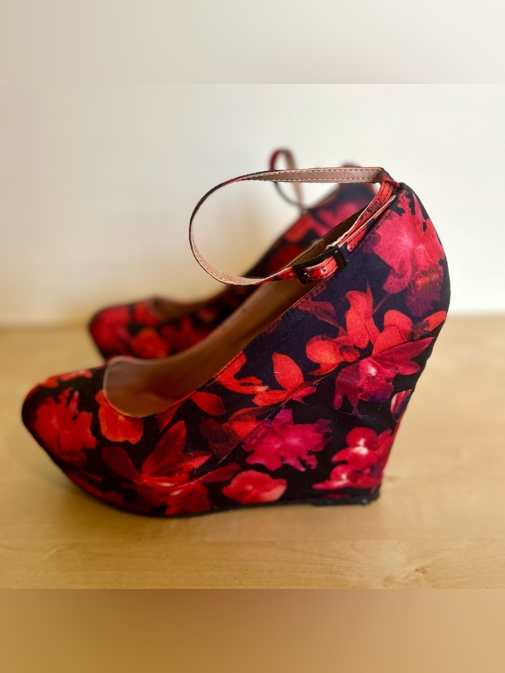 Floral Wedges w Ankle Strap - Red and Black - by Dollhouse - Sz 8.5 - Picture 4 of 7